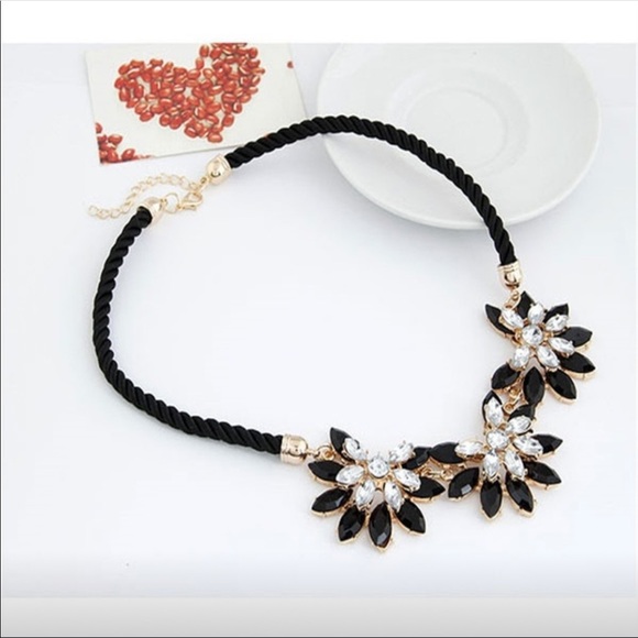 Retro Elegant Crystal Rhinestone Flower Choker - Picture 4 of 6